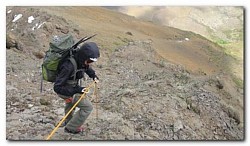 alumno en un pasamanos